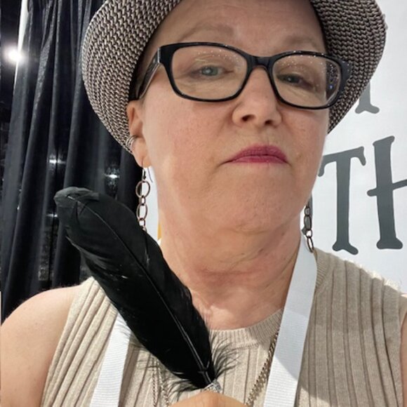 Meet your Posher, Julia - Picture 2 of 3